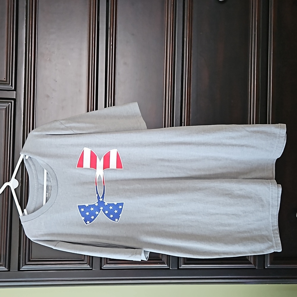 * Very Gently Used Size Small Under Armour TShirt